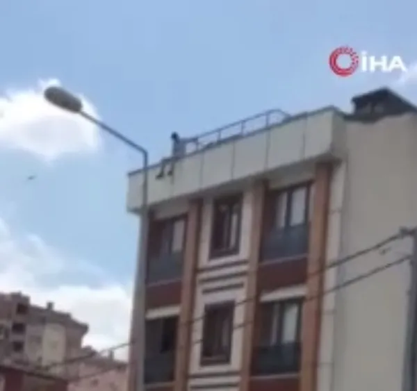 1686735689228.jpg İstanbul’da akılalmaz olay! İntihara kalkıştı dayak yedi - 2