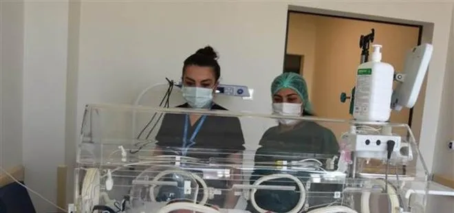 Hamileyken koronavirüse yakalanan entübeyken doğum yapan kadından bebeğine 15 gün sonra ilk dokunuş
