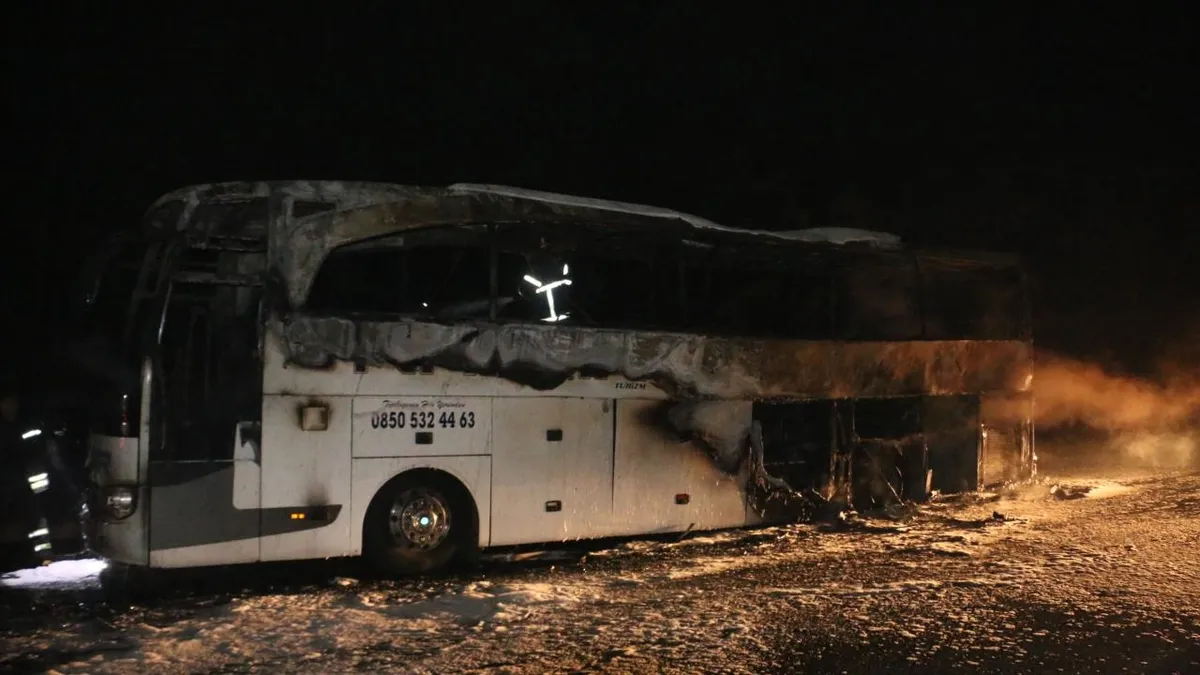 Adana'da yangın çıkan otobüs kullanılamaz hale geldi