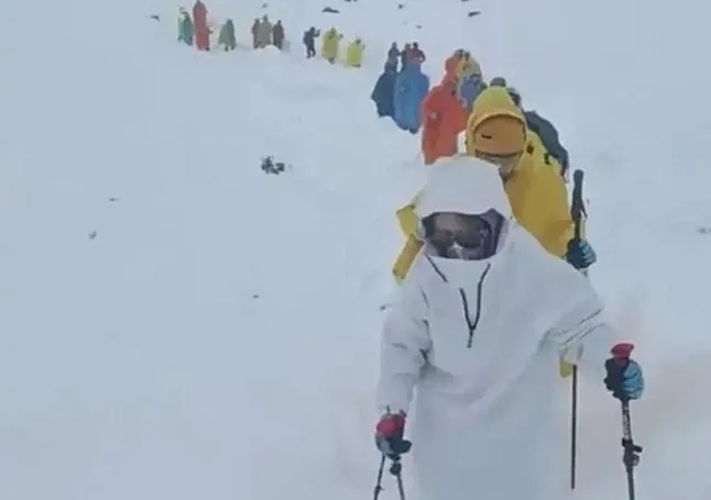 Dünyanın zirvesinde bin kişi mahsur kaldı