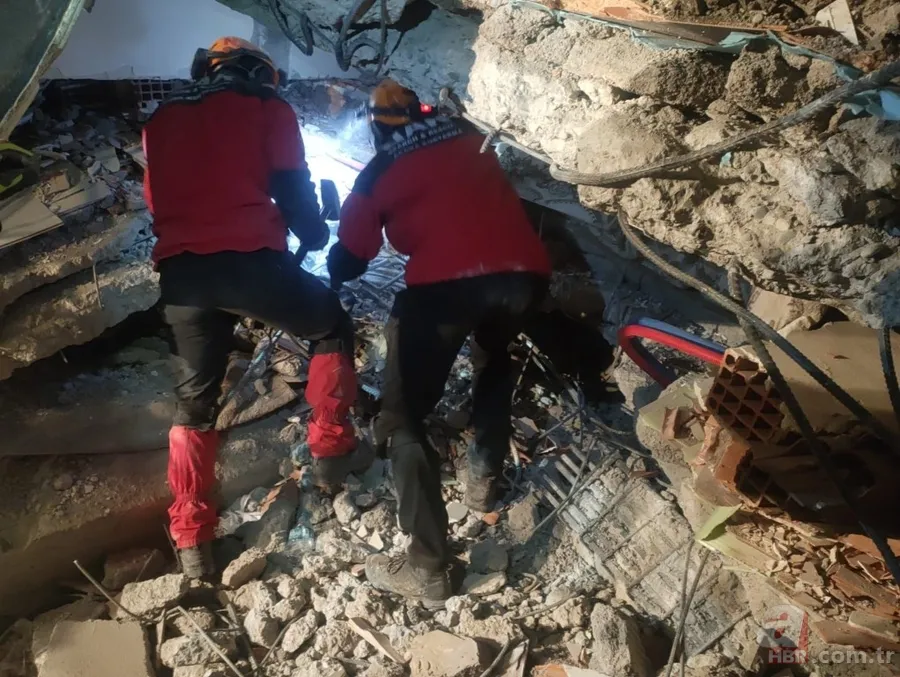 Deprem felaketinden saatler sonra yeni mucizeler! Annenin sözleri yürekleri dağladı! Duvardaki o yazı... 15