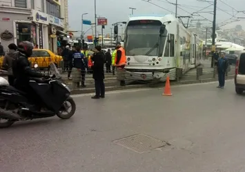 Sirkeci'de tramvay raydan çıktı