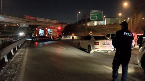 Çekmeköy'de otomobil bariyerlere çarptı: Aracın motoru yola fırladı! 3 kişi ağır yaralandı - 4