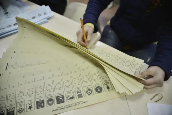 Ankara kulislerindeki son gelişmeler! A Haber Muhabiri Rüya Akkuş anlattı: AK Parti sürpriz isimleri aday yapacak, muhalefette sandalye sayısı üzerinden tartışma var