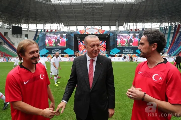 Başkan Erdoğan ünlüler karması maçını başlattı 18