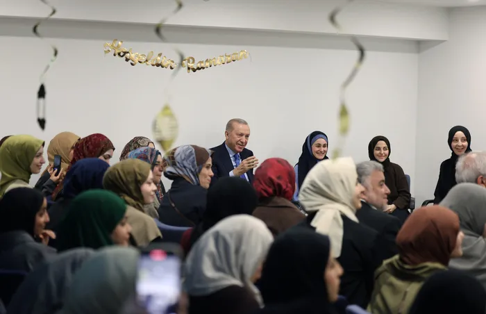 baskan-erdogandan-uskudarda-samimi-bulusma-iftarin-ardindan-genclerle-bir-araya-geldi-1772310067219.jpg Başkan Erdoğan’dan gençlere 28 Şubat mesajı: "Mağdur annelerin evlatları artık özgür" - 2