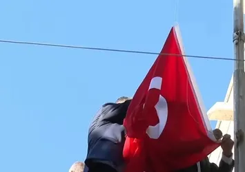 13 yıl sonra bir ilk! Halep Konsolosluğu'na Türk bayrağı