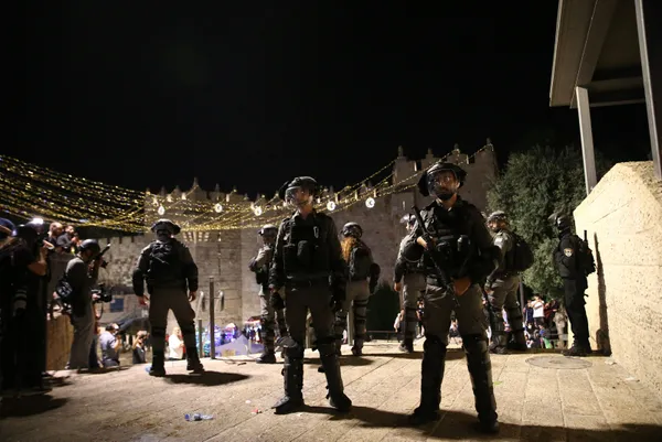 Son dakika: İşgalci İsrail polisi Mescid-i Aksa'da nöbet tutan Müslümanlara saldırdı - 2