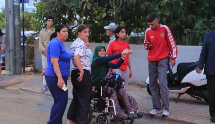 antalyada-polis-ekiplerine-bicakli-saldiri-annesini-eve-kilitleyip-tehditler-savurdu-1717010102656.jpg Antalya'da polis ekiplerine bıçaklı saldırı! Annesini eve kilitleyip tehditler savurdu - 3