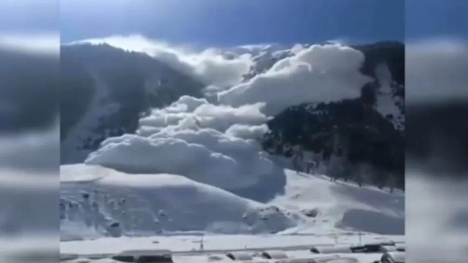 Hindistan’a çığ düştü!