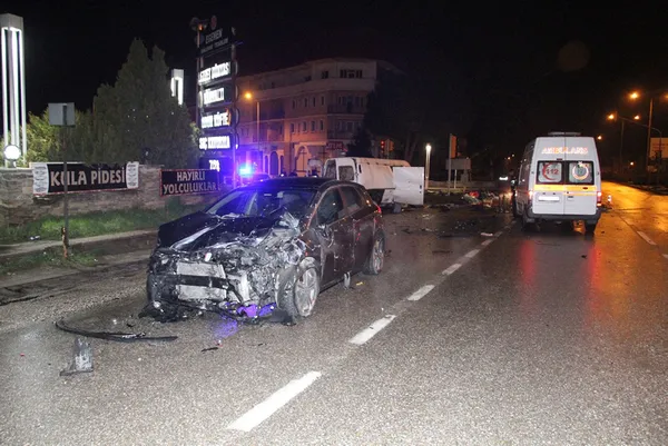 manisada-feci-kaza-carpismanin-siddetiyle-yola-firladi-6-yarali-1646798000925.jpg Manisa'da feci kaza! Çarpışmanın şiddetiyle yola fırladı: 6 yaralı - 1