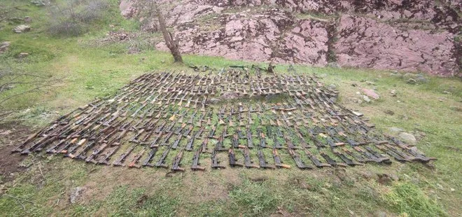 Komandolar terör örgütü PKK’ya ait silahları ele geçirdi