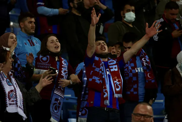 Trabzonspor teknik direktörü Abdullah Avcı’dan Fenerbahçe maçı sonrası şampiyonluk sözleri! Bu maçın şehir için ne ifade ettiğini biliyorum