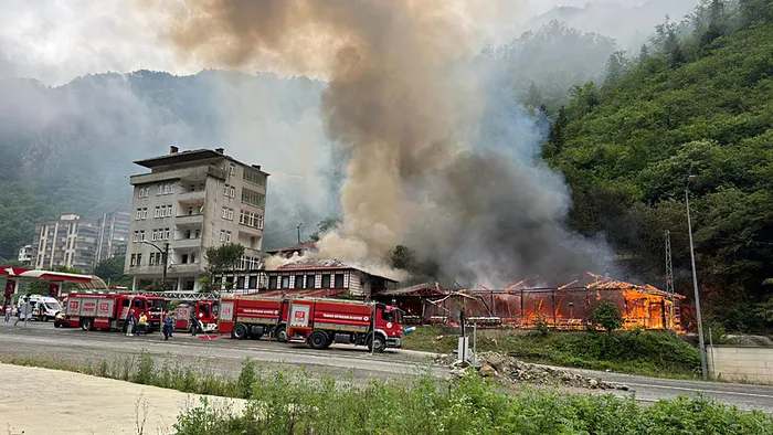 1718820694643.jpg Trabzon'da düğün salonu alev alev yandı! Yangın bitişikteki pansiyona sıçradı - 1