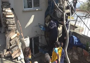 Dik kalan otomobilinde can pazarı yaşadı