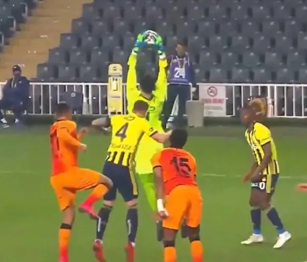 Galatasaray'ın Fenerbahçe derbisinde penaltı beklediği o pozisyon! - 1