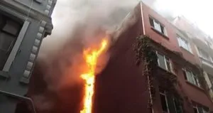 Beyoğlu’nda 5 katlı binada yangın