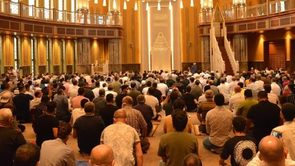 Taksim Ayasofya ve Çamlıca camilerinde bayram namazı heyecanı!