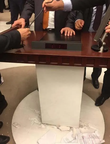 CHP'lilerin işgal ettiği kürsünün son hali! - 1