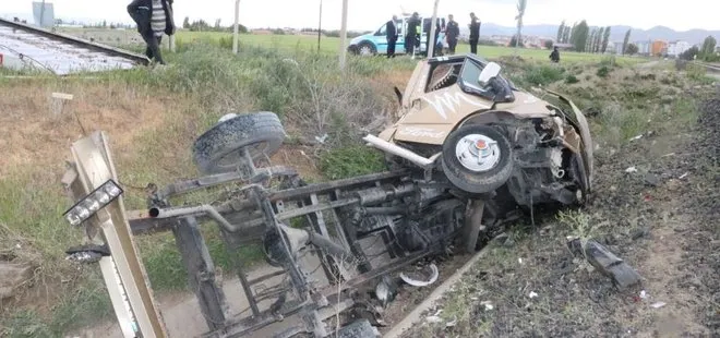 Afyonkarahisar’da feci kaza! Hemzemin geçitten geçmeye çalışan kamyonete tren çarptı!  1 ağır yaralı