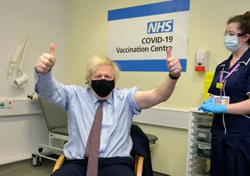 Herkesin tartıştığı aşıyı yaptırdı! Boris Johnson'dan AstraZeneca hamlesi...