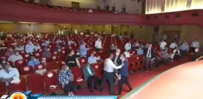 Adana'da "Belediye Meclisi" fena karıştı! MHP’li Belediye Başkanı darbedildi - 1