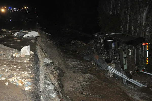 Son dakika: Sivas Koyulhisar'da HES kanalı patladı - 1
