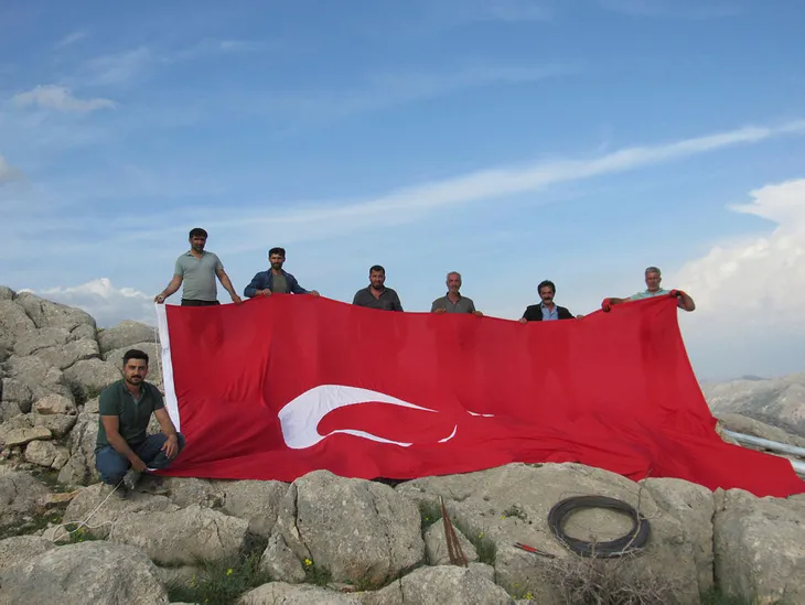 adiyamanli-genclerin-bayrak-sevgisi-some-dag-zirvesine-turk-bayragi-diktirler-1588081790235.jpg