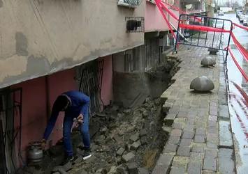Avcılar'da istinat duvarı çöktü! Bina hasar gördü