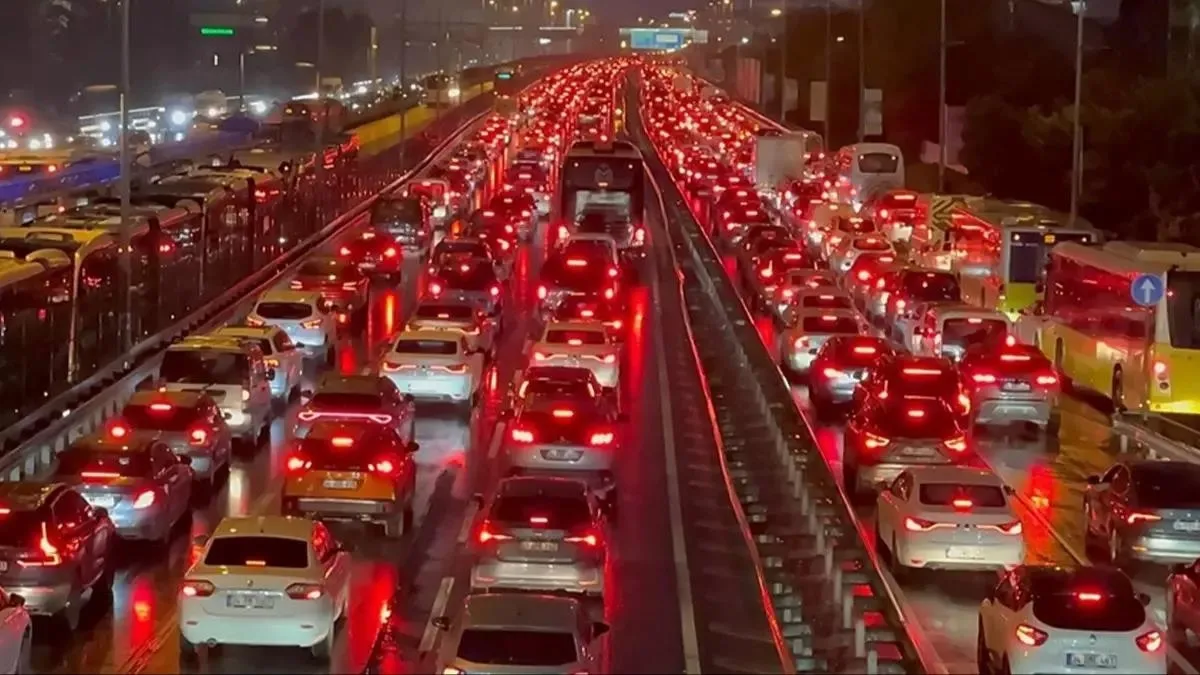 İstanbul'da trafik kilit! Yoğunluk yüzde 74'e kadar çıktı | İşte alternatif güzergahlar...