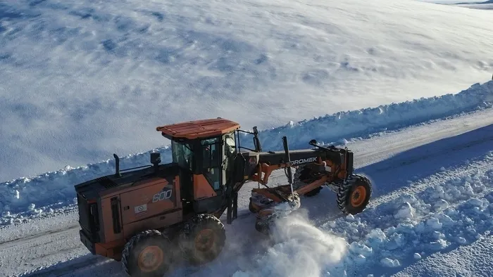yurtta-kar-nobeti-basladi-18-bin-407-personel-724-gorev-basinda-1763289421727.jpeg Karayolları ekipleri, yoğun kar yağışı altında yol açma çalışmalarını aralıksız sürdürüyor. (ahaber.com.tr)