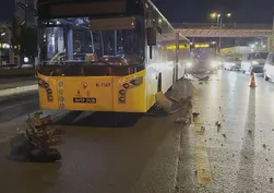 Büyükçekmece'de zincirleme kaza! İETT otobüsüne çarpan otomobil savruldu: 1'i ağır 3 yaralı