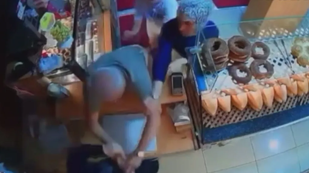 Kadın esnaf çocuklarının gözü önünde darbedildi
