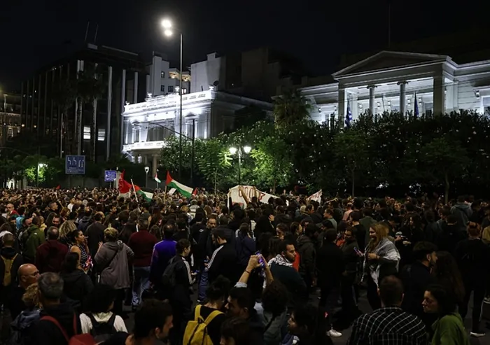 sumud-filosuna-isgalci-israilden-saldiri-turkiye-ve-dunya-ayakta-vatandaslar-sokaga-cikarak-protesto-etti-1759371410910.jpg FOTO: AA