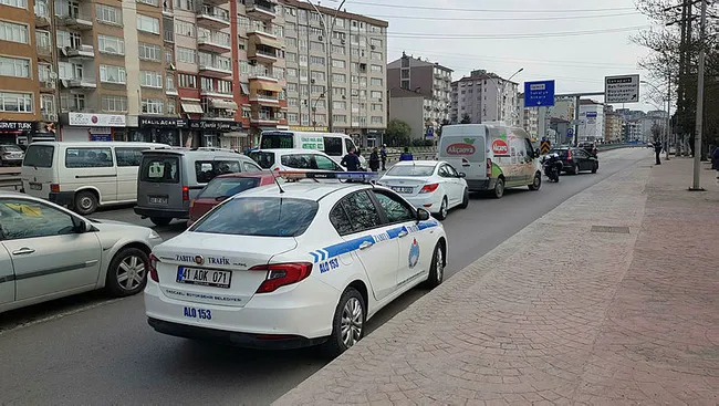 İzmit'te yüksek gerilim hattı çalışması sebebiyle D-100 Karayolu'nda trafik oluştu - 3