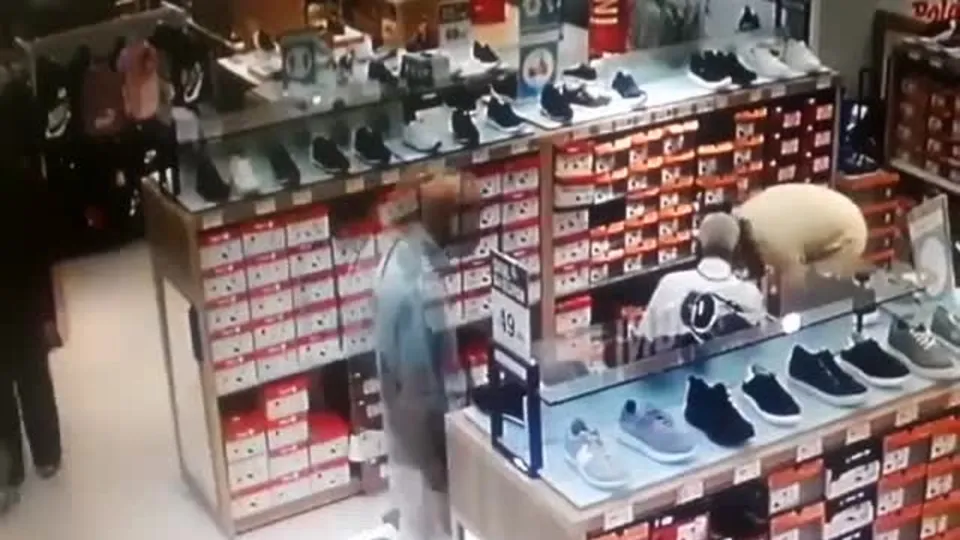 AVM faresi yakalandı! O anlar kamerada