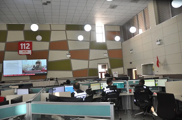 kargosunu-merak-eden-de-yuregi-yanan-da-112yi-aradi-1736499791840.jpeg 112 Acil Çağrı Merkezi'ne gelen çağrıların yüzde 70'i gereksiz aramalar ve asılsız ihbarlardan oluştu.