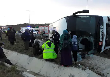 İstanbul'da yolcu otobüsü devrildi!