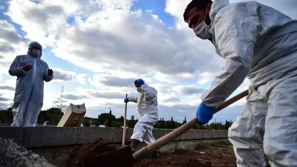 son-dakika-turkiyede-koronavirus-mezarliklari-dunyaya-boyle-servis-edildi-1608058814259.jpg Son dakika: Görüntüler İstanbul'dan! Türkiye'de koronavirüs mezarlıkları: Dünyaya böyle servis edildi - 10