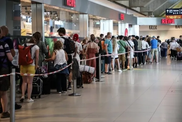 Almanya’da havalimanı krizi büyüyor! Sonu gelmeyen kuyruklarda binlerce insan mağdur