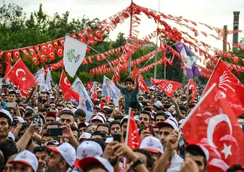 CHP mitinginde HDP bayrakları!