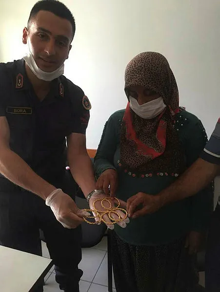 Mersin’de yengesinin duvar içine sakladığı 110 bin liralık altınlarını çaldı - 1