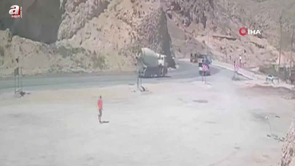 Kontrolden çıkan tır böyle devrildi!