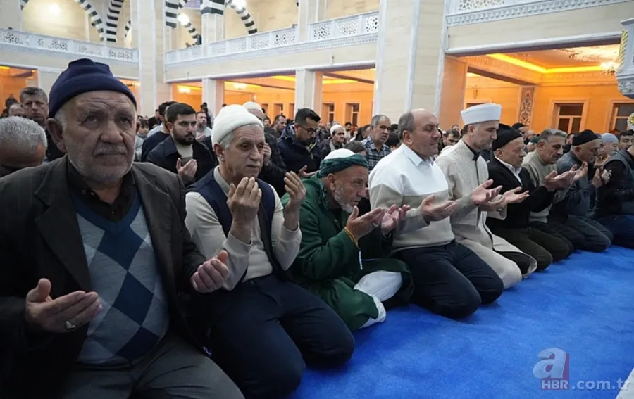 Regaip Kandili'nde vatandaşlardan yoğun ilgi! Camiler doldu taştı: Eller semaya açıldı 7