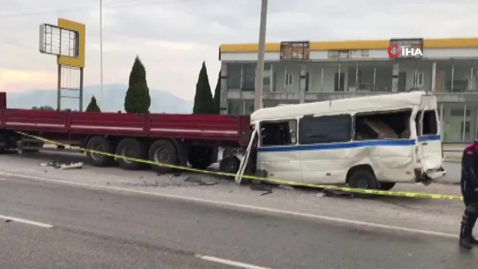 Manisa Akhisar’da feci kaza! Ölü ve yaralılar var |Video