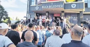 İşçiler belediye binasını bastı