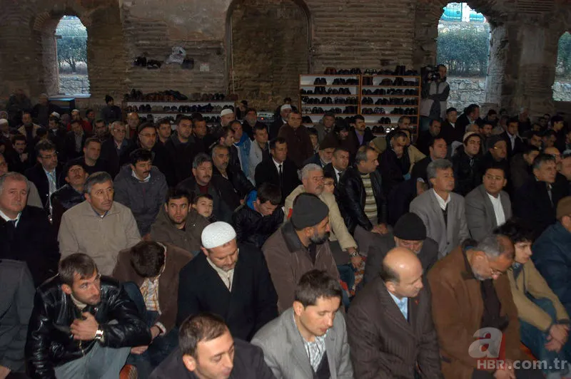 Teravih namazında hangi dualar okunur? Teravihe başlamadan önce, aralarında, her dört rekatın sonunda okunan dualar 6