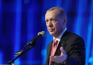 EDİTÖRÜN NOTU: Duyguları şiirlerle anlatan lider