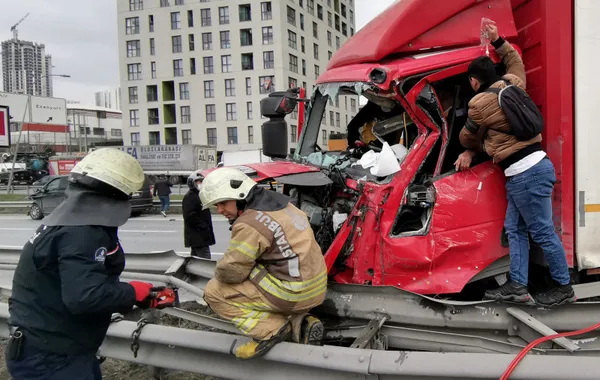 son-dakika-istanbulda-zincirleme-kaza-trafik-durma-noktasina-geldi-1614773248949.jpg Son dakika... İstanbul'da zincirleme kaza: Trafik durma noktasına geldi - 1