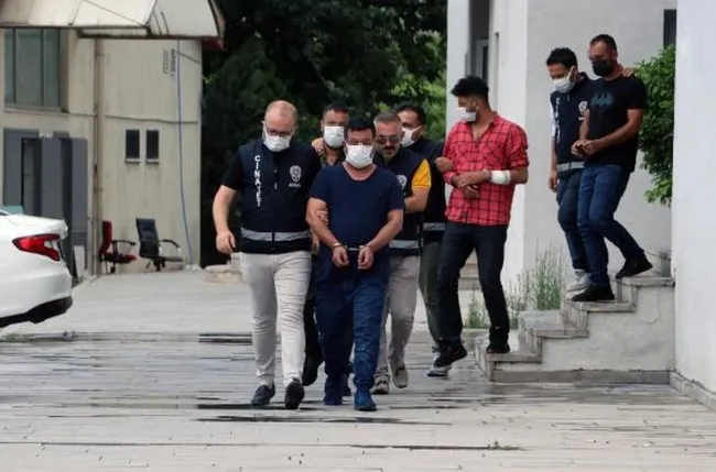 Adana'da kumar oynayanlara şok baskın! Paraları almak için polisi ısırdı - 2